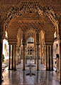 阿尔汉布拉宫（Alhambra Palace），西班牙的著名故宫，为中世纪摩尔人在西班牙建立的格拉纳达（Granada）王国的王宫。“阿尔汗布拉”，阿拉伯语意为“红堡”。为摩尔人留存在西班牙所有古迹中的精华，有“宫殿之城”和“世界奇迹”之称。始建于13世纪阿赫马尔王及其继承人统治期间。| 图自pin