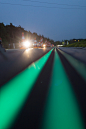 #科技#只有很少的高速公路会在两侧装有路灯，因此夜晚在高速路上开车会漆黑一片，尤其是看不到马路边缘，一不留神很容易出事故。荷兰人在这方面走在了前面，他们已经用上了全球首段会发光的高速公路。这段高速公路长 500 米，位于荷兰 Noord-Brabant 省 Oss 市，属于 N329 高速公路的一部分，白天看似普通的一段马路到了夜晚便会被绿色条纹照亮。这些名叫「发光线（Glowing Lines）」的绿色线条位于公路两侧，用特殊涂料刷成，这种涂料白天吸收太阳光，晚上发光，类似荧光，最长可持续发光 8 