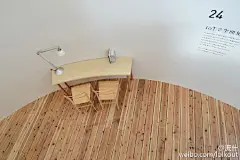 刚揭幕的第二届 HOUSEVISION 东京大展邀请了包括Airbnb、松下、丰田、三越伊势丹、骊住、MUJI、Cassina等15家领袖企业加入。同时，包括隈研吾、藤本壮介、长谷川豪、坂茂、柴田文江等12位日本顶尖建筑师与这些企业合作，共同实现12个“未来居住”展馆。HOUSE VISION 由日本设计大师原研哉于2011年发起...展开全文c