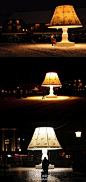 在瑞典城市Malm，旅行者不会错过的一个景点是Lilla Torg广场上的巨型台灯。这座建成于2006年，高5.8米的台灯让你好像置身爱丽丝梦游仙境，设计最初只是想提供路人一个歇脚的地方，忘记繁忙的城市生活，即便只是几分钟。