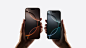 iPhone 16 Pro Max 和 iPhone 16 Pro 两款机型，各有一手分别持握，可以看出手中的 iPhone 16 Pro Max 比 iPhone 16 Pro 更高更宽；同时还展示出两款机型的全面屏设计、靠近屏幕顶部居中的灵动岛、圆角机身。