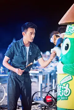 /@斗极kkw_honey:脚底下塞进去哈哈哈哈//@卡一冬不眠:后续：然后给井宝「好像是？」送完另一串之后回来发现海天还拿着站在那 他企图把肉串从脚底下给小海塞进去嗯#王凯欢享月# 早安[爱你][爱你]再分享一个... 来自卡一冬不眠 - 微博早安[爱你][爱你]再分享一个暖心的瞬间[心]特地跑过去给辛苦一天的海天宝宝送肉串的哥哥[赞]愿善良的你也能一直被这世界温柔以待[亲亲]