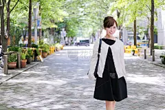 都会を歩く可愛い女性