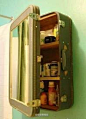 用旧的旅行箱别扔，挂在墙上就可以当个小柜子用，很实用还很带感呢！