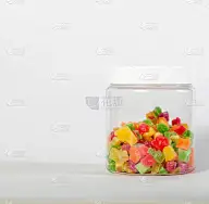 罐头储存散装产品与干杏在白色孤立的背景