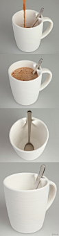 韩国设计师Lee Hae Seung设计了一款「装进（넣다）」马克杯，「넣다」在韩语里的意思是「装进」，在杯子把手的内侧有一个扶手，正好可以扶住勺子，不让它在杯口来回摆动，这样，即便高鼻梁的人也可以高枕无忧地把勺子放在杯子里喝咖啡。http://t.cn/zTGP8s0 #设计#
