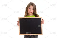 小女孩用白色的画框复制空白的黑色黑板