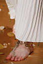 #model#  2016高定春装 Valentino O网页链接                      
女模们只戴着金色脚链走在撒满花瓣的秀场，仿佛林中精灵                          
（感觉有人会回复说腿上毛孔粗大、脚不好看什么的......）