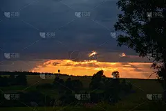 夕阳西下，天空乌云密布