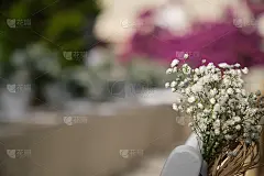 矩形黑色井盖和铺面石细节