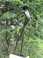 青铜花园或庭院/雕塑家普拉门·季米特洛夫（Plamen Dimitrov）的室外和室外雕塑：“雨后（小青铜抽象人漫步+伞雕像）”