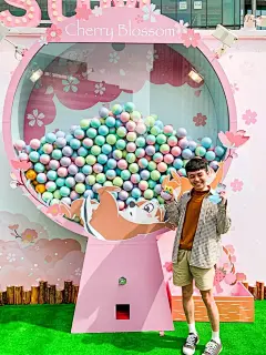 台湾「迪斯尼樱花季快闪店」“隐藏”玩法！_高雄 : 台湾「迪斯尼樱花季快闪店」现已开幕，今年的快闪店同时于台北、台中以及高雄开设。 台湾「迪斯尼樱花季快闪店」今年同时于台北、台中以及高雄开设，台北及高雄快闪店于2月14日经已开幕；台中快闪店亦将于2月2… _售贩系统/创意集市 _急急如率令-B34510062B- -P3107208376P-   _互动游戏体验_T2020422