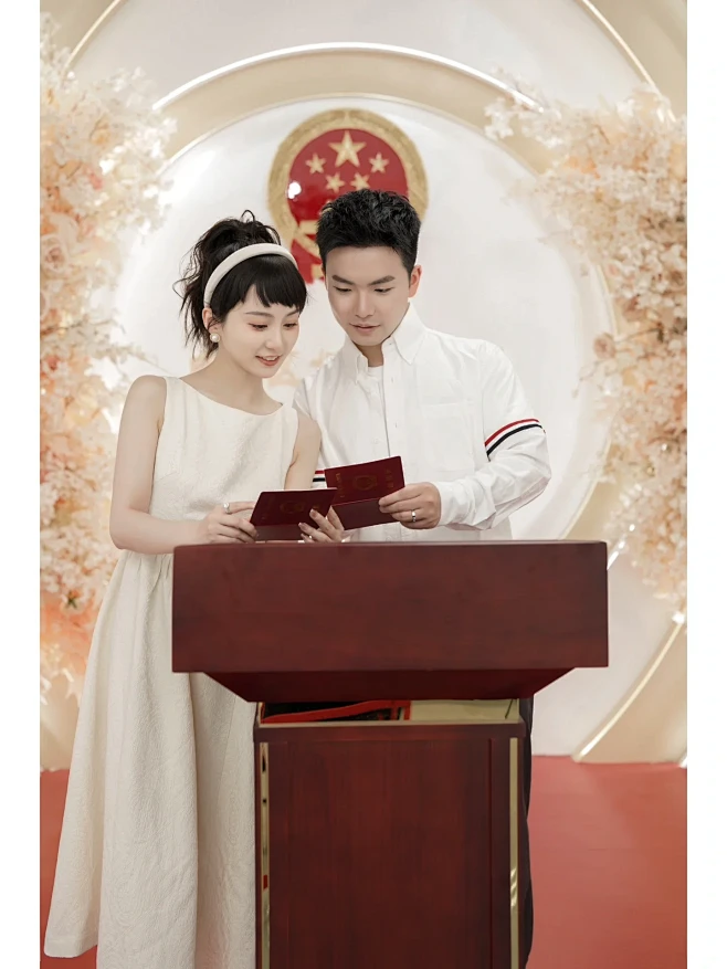 穿着赫本风小白裙去领证啦❤️