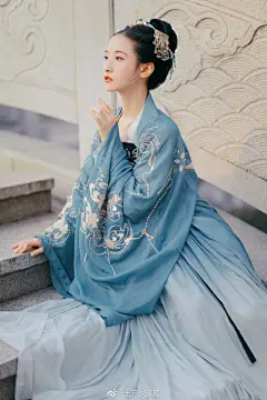 #七月夕# #汉服# #汉服图透# #汉服上新# #汉服种草# #汉服才是真的绝# 
大家中午好~今天是我们|西风意|的图透时间     &lt;(￣︶￣)↗[GO!]
秋天到了，大家注意及时加衣~♥ ​​​​