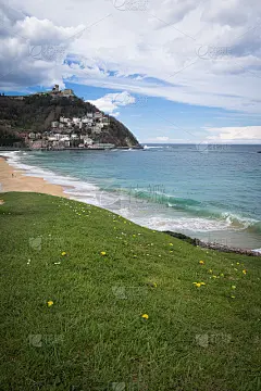美丽的沙滩上的蒙特伊格尔多/伊格尔多在圣塞巴斯蒂安，西班牙