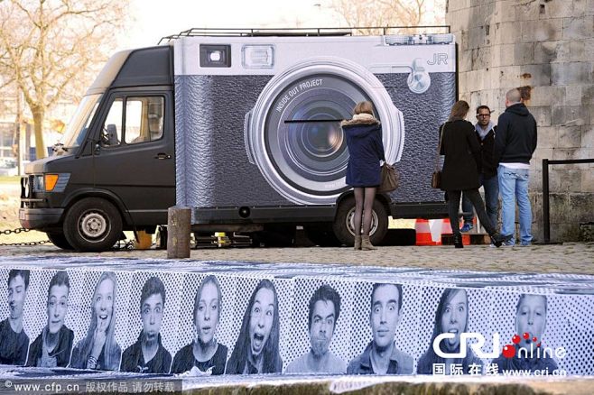 相机卡车"亮相法国街头 民众自拍印制巨型...