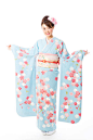 魅力的なアジアの女性の白い背景に分離された振袖を着て - kimono ストックフォトと画像