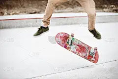 在滑板公园溜冰时滑板手脚的特写