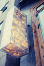 其中可能包括：a sign that is attached to the side of a building