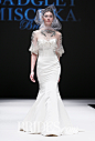 Badgley Mischka Fall 2015 wedding dress collection.巴吉利·米诗卡2015秋冬婚纱发布带着旧时好莱坞式的繁华与性感而来，两位设计师的作品中钉珠刺绣是一大亮点，无论是优雅的鱼尾还是经典的抹胸款式，这一工艺应用到极致。华丽的细节与层叠的3-D花朵刺绣共同成就了礼服的精致，网格面纱与华丽复古的婚纱互相辉映，将我们的记忆带那个繁华的时代，巴吉利·米诗卡(Badgley Mischka) 再一次重现了新娘的复古时尚。