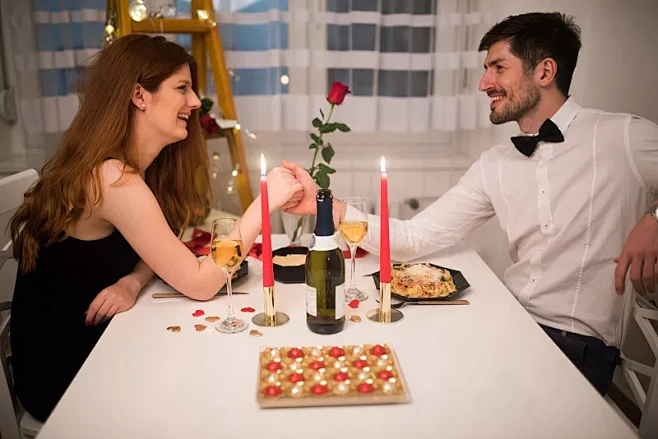 情侣共进浪漫晚餐图片素材