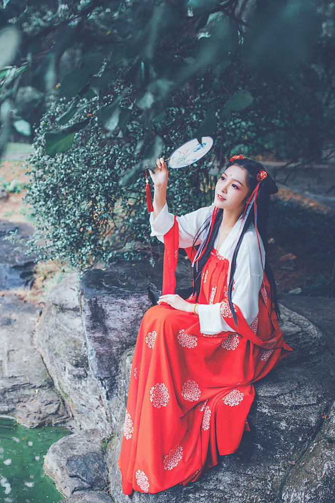 【朱砂雨】春路雨添花，花动一山春色。