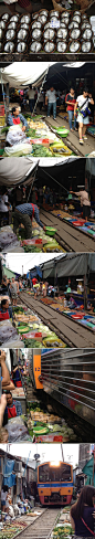 2013.08 泰国曼谷：美功铁道菜市场，就是那个著名的每天会有8次火车从菜市场中间穿过的地方，每当钟声响起，小贩们就自觉收起遮阳棚，全过程请参照左边坐着的淡定泰国大叔！