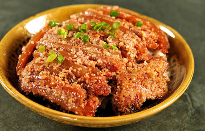 【粉蒸肉】
食材：猪肉，南瓜，郫县豆瓣，...