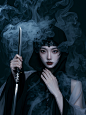 一个空灵的中国女巫，身着迷人的服装，紧握着被黑曜石烟雾包围的忍者刀片，微妙的黑暗烟雾和雾气效果、、精确的面部轮廓、数字奇幻杰作唤起魅力。