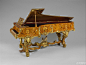 《Grand Pianoforte》文物的价值就是:能否代表一个时代的极致。这架“密恐症”的椴木钢琴是由George H. Blake制作于1840年的伦敦。琴面本着“能装饰的地方绝不放过”的原则，布满了木拼花、漆画、金属部件与贝母...当时全欧洲都崇尚对“路易十五风格”的复兴，这就是比巴洛克更加颓废和繁琐的洛可可。