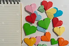 在情人节，白色背景上用彩色纸制作的心形祝福送给相爱的情侣