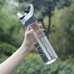 爱运动的男生是最帅气的，因为你会在他们的身上看到满满的都是正能量，他们阳光他们爱笑，就像是一个发光体，总是吸引着你的目光。那种青春和活力，不是每个人都能有的气质，所以如果你身边有这样的一个男生一定要好好的珍惜。