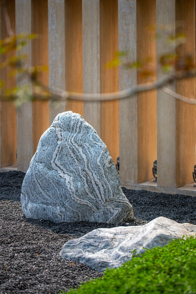 武汉联投中心 现代中式 典雅 展示区 置石 景墙 砾石铺装 植物种植 景观设计（SED新西林景观国际，受邀加入ASLA协会，拥有风景园林工程 ...