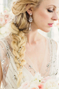 冰雪奇缘主题的婚礼灵感秀 : 冰蓝色的婚鞋，水晶装饰的礼服，白色的花艺，金色的器皿，创造出的时尚的冰雪女王婚礼灵感