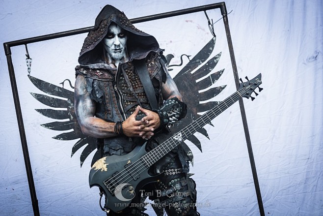 “behemoth bassist”的图...