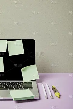 铅笔旁边的笔记本电脑上有绿色粘贴条，灰色和紫色上有绘图罗盘 