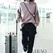 刘雯2018年10月16日北京机场街拍：身着Liuwen × Erdos联名系列高领毛衣，斜挎玛葆俪 (Mulberry) 单肩包