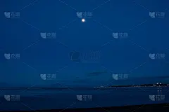 夜晚大海和满月