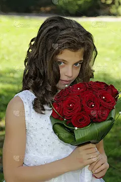 带着红玫瑰的漂亮女孩