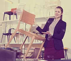 营业员在沙龙展示木椅