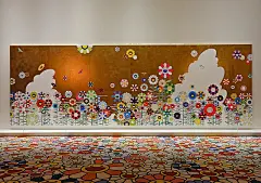 日本艺术家——村上隆
村上隆的作品形象扁平，从外表看起来既像玩具模型，又像玩偶，集合可爱、性幻想与极端暴力于一身，带有浓厚的卡通漫画色彩，却同时在影射日本文化内涵。作为艺术品，它们又很难跟商业画清界线，既现代又能追溯传统根源，时有浮世绘及琳派的风格，并且人人都能亲近欣赏。可爱诡异的漫画式图像其实在嘲讽越来越肤浅浮面的大众文化，扁平而且欠缺深度，也就是这样玩味戏谑背后的严肃和批判，让他成为目前国际上最热门、也最具有争议的艺术家之一。