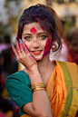 印度胡里节，鲜艳可爱的琥珀绿眼睛女孩。

(Facebook: Biswarup Shaw Photography) ​​​​