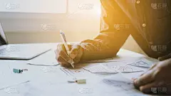 设计师手绘(UX) (UI)平面设计师创意草图规划应用程序流程开发原型用于智能手机上的应用程序