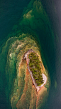 苏必利尔湖的岩石小岛鸟瞰图，桑德贝市，加拿大安大略省 (© Rolf Hicker/Getty Images)
水平如镜的湖面，岩石耸立的小岛，这是世界上第一大淡水湖苏必利尔湖。夏天的它仿佛蔚蓝的明镜，波光粼粼，引人入胜；冬季的它被冰雪覆盖，如同一片跌落在地上的白云。待冰雪融化时，可以听到湖面冰块融化、碰撞的声音，奇妙的仿佛人也冻结在这美丽的湖畔。