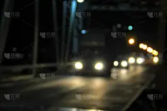 夜景模糊了车灯