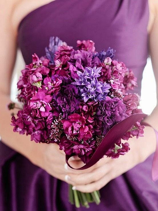 不同花材打造的紫色婚礼手捧花    瞬间...
