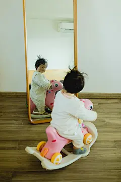 这次回家逢人就说黑色健康

摄影：洪小漩

出镜：菲比

菲比跟随婆婆回乡下待了一个月。这期间，面霜没有带够。

起初，并不在意。直到期间，我回去见了她，才发现，情况大为不妙。

她一边在阳光下肆意奔跑，一边又丝毫不在意防晒。待到长辈反应过来，脸蛋已经呈现萝卜丝状。皮肤也黝黑发亮起来。

见她之前，我和阿科都充满期待。真正见面那一刻，望着巧克力色的菲比，为父为母的我们，一时间陷入了沉默。

也不知道……有没有机会白回来。