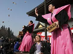 组图：日本抛撒炒黄豆迎“立春”