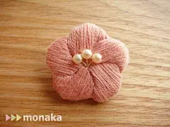 刺繍ブローチ　まぁるい和の花(紅梅色) : まぁるい和の花の刺繍ブローチ(紅梅色)です。ころんとした丸みが可愛いです。サイズ／約3㎝×3㎝ブローチピン／直径20mm、横向き、カラー：シルバー色違いや他のシリーズ(画像３、４枚目)もございますので、是非ご覧下さい。簡易的なラッピングをして発送しております。
