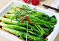 [素食30天之第7天——素蚝油灼芥兰] 原料： 芥兰、素蚝油、蒸鱼酱油、花生油、香油、葱丝、姜丝。原文转自：靠垫网—素食煮意?thread-index-fid-6.htm做法：1、将芥兰去掉老根、老叶，用小刀将底部的表皮削去；2、素蚝油、蒸鱼酱油各适量调和成料汁；3、较多的清水里加入半勺花生油烧开；3、较多的清水里加入半勺花生油烧开；4、将处理好的芥兰放入锅里，汆烫30秒后关火，利用余热保持30秒，迅速捞起浸泡在冷开水（或冰水）里；......
（支持微公益 做善事为自己为家人积福消灾 http://go